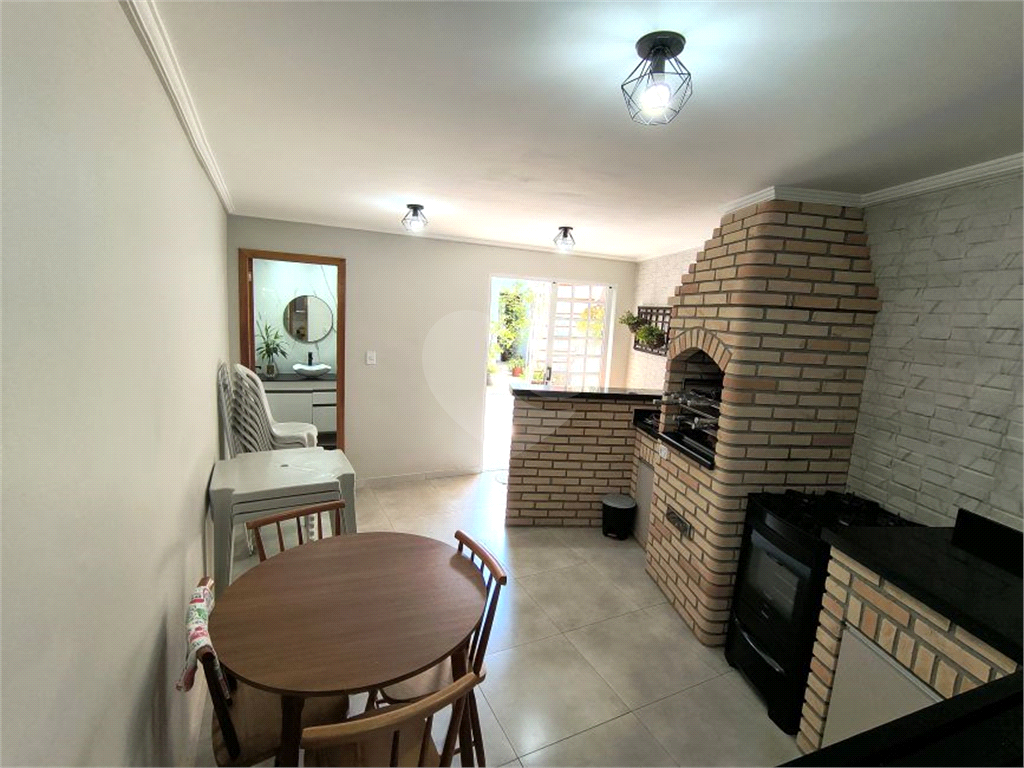 Terreno triangular com 11,40 de frente e 34 fundo, com área total de 180 metros,