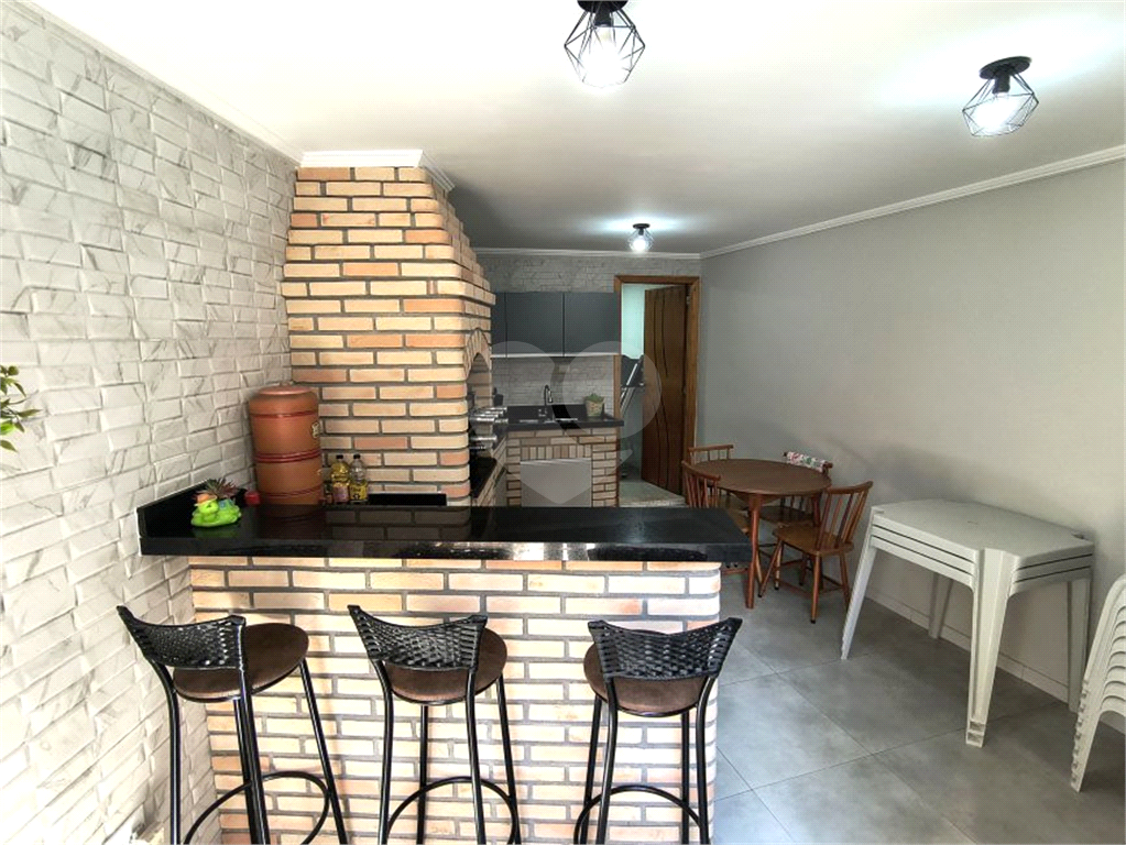 Terreno triangular com 11,40 de frente e 34 fundo, com área total de 180 metros,