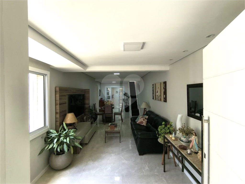 Terreno triangular com 11,40 de frente e 34 fundo, com área total de 180 metros,