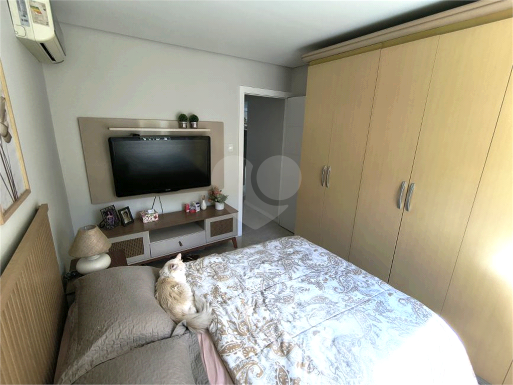 Terreno triangular com 11,40 de frente e 34 fundo, com área total de 180 metros,