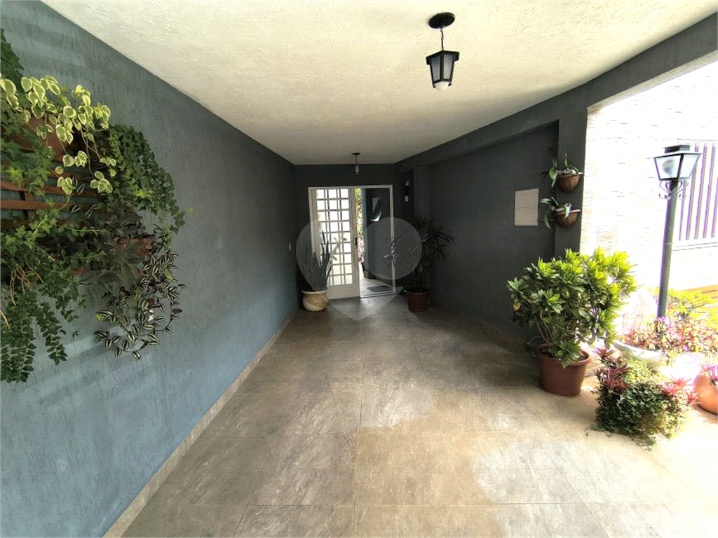 Terreno triangular com 11,40 de frente e 34 fundo, com área total de 180 metros,