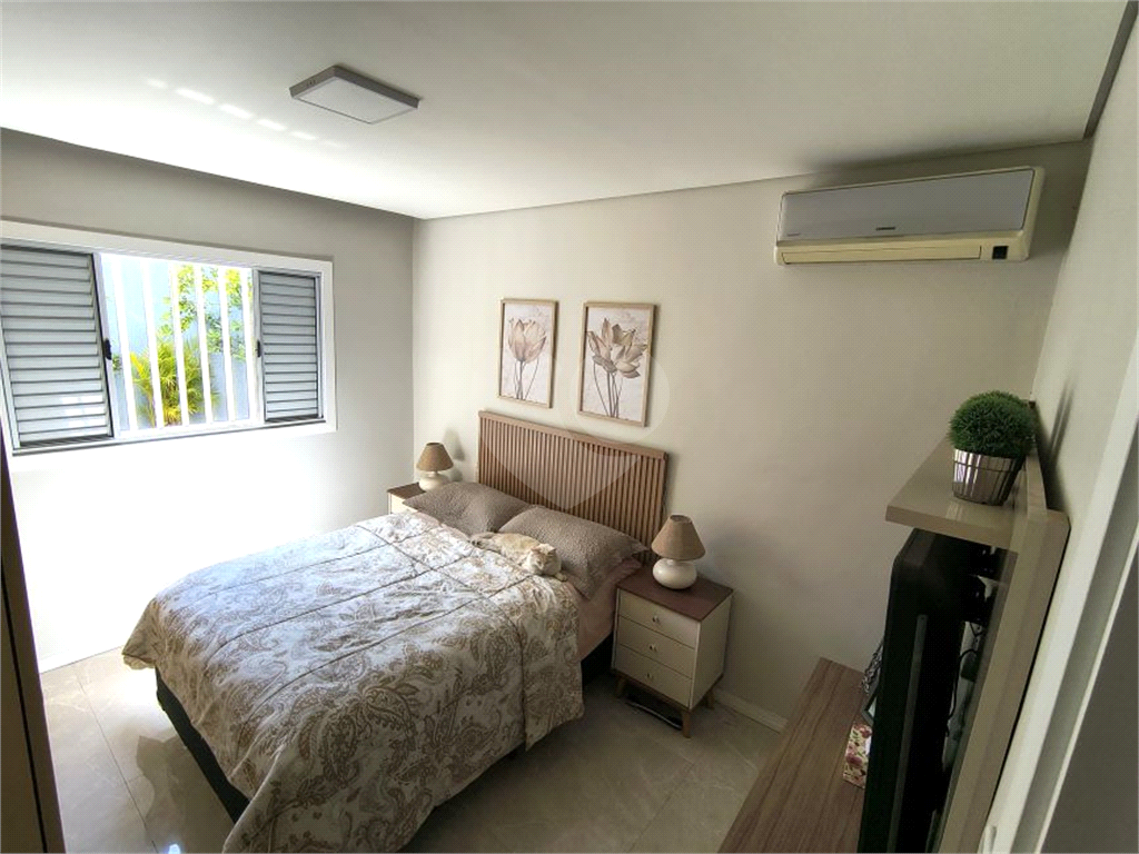 Terreno triangular com 11,40 de frente e 34 fundo, com área total de 180 metros,