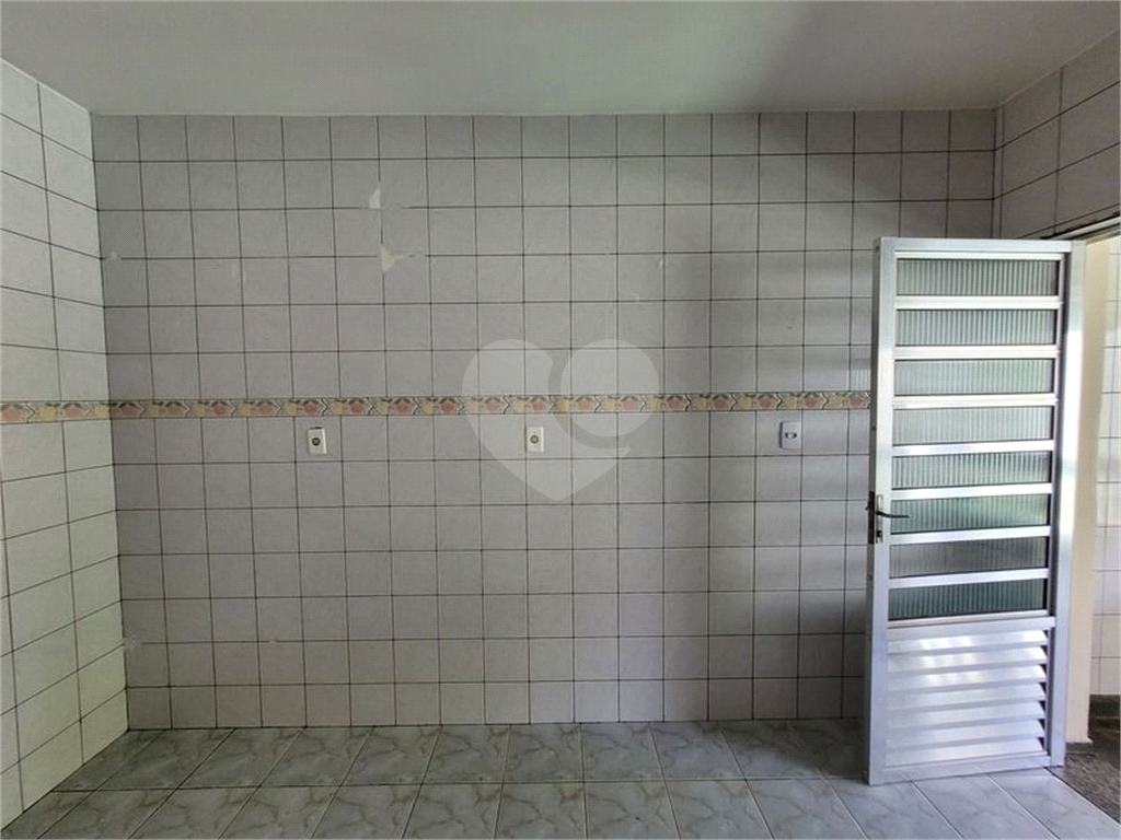 Casa pra locação com 2 dormitórios e 2 vagas no Tremembé