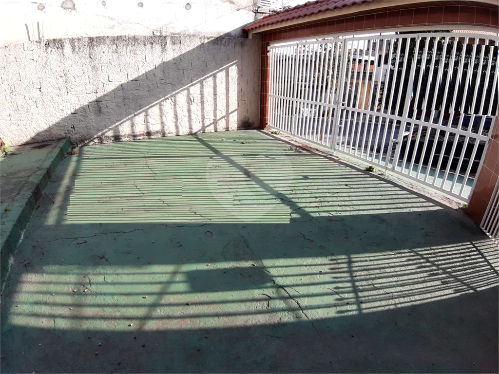 Casa pra locação com 2 dormitórios e 2 vagas no Tremembé