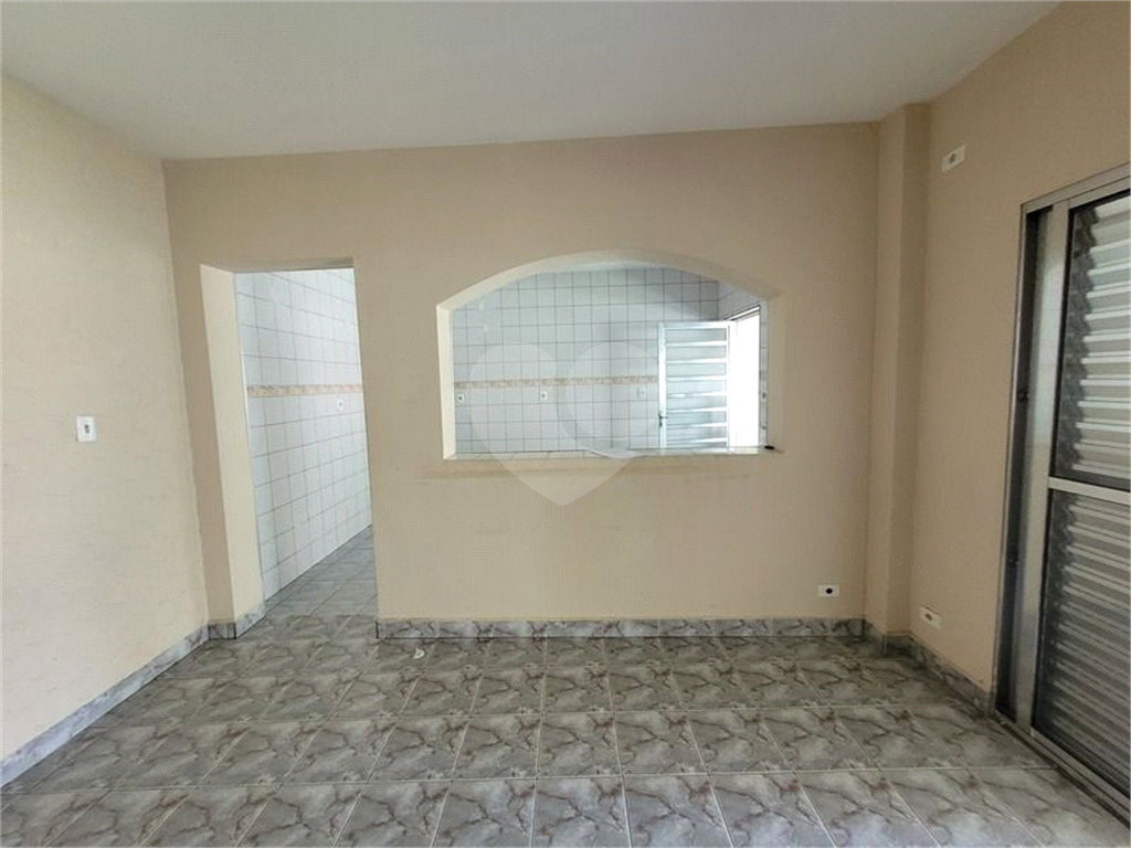 Casa pra locação com 2 dormitórios e 2 vagas no Tremembé