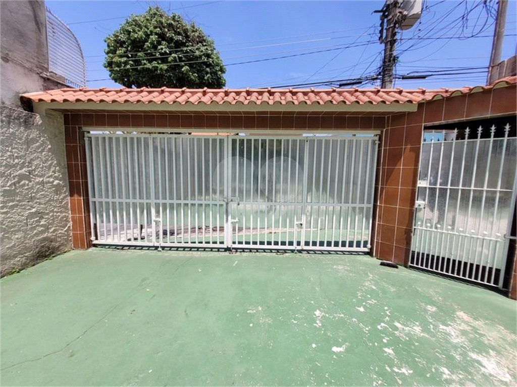 Casa pra locação com 2 dormitórios e 2 vagas no Tremembé