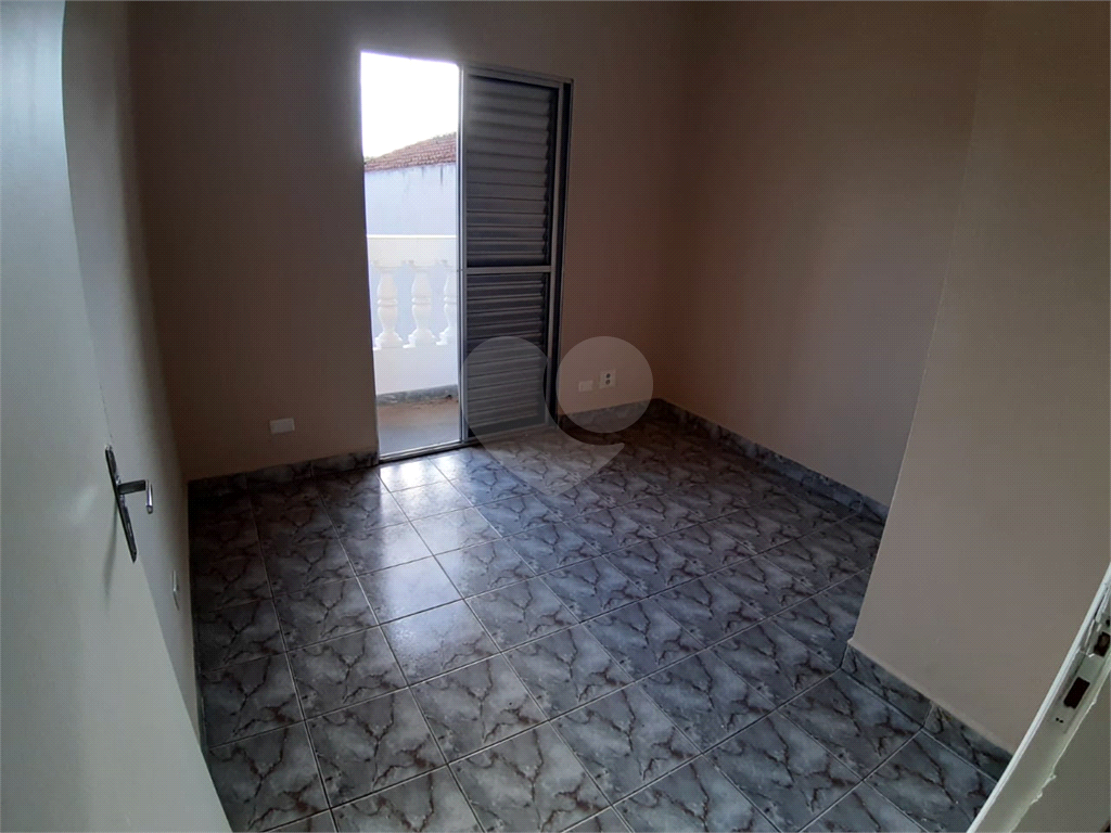 Casa pra locação com 2 dormitórios e 2 vagas no Tremembé