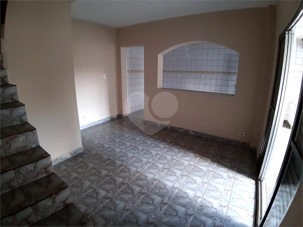 Casa pra locação com 2 dormitórios e 2 vagas no Tremembé