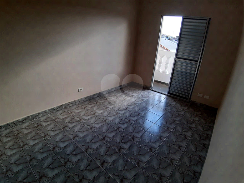 Casa pra locação com 2 dormitórios e 2 vagas no Tremembé