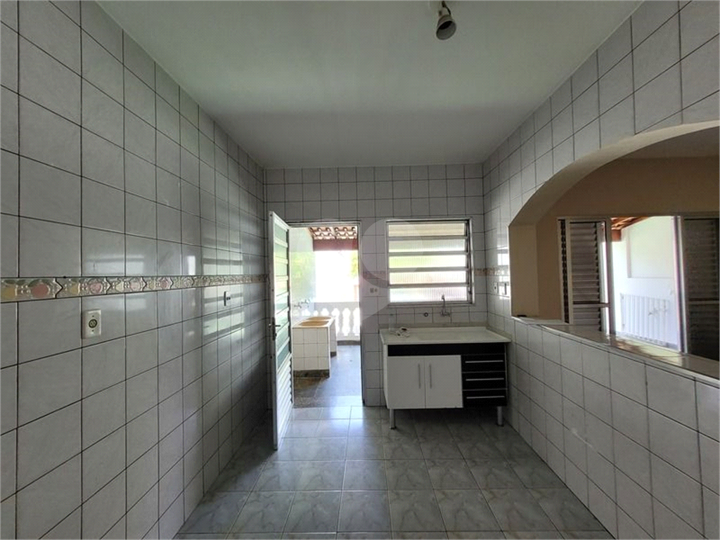 Casa pra locação com 2 dormitórios e 2 vagas no Tremembé