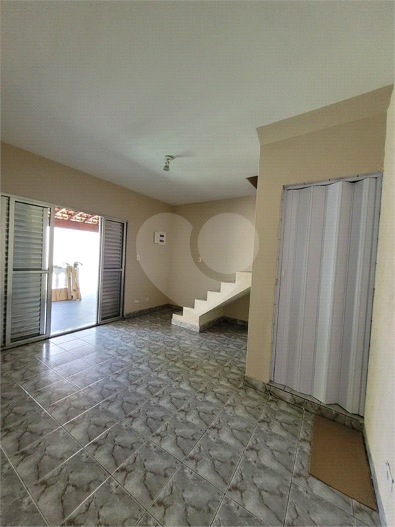 Casa pra locação com 2 dormitórios e 2 vagas no Tremembé