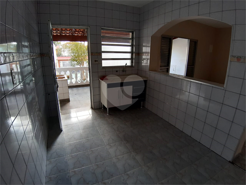 Casa pra locação com 2 dormitórios e 2 vagas no Tremembé