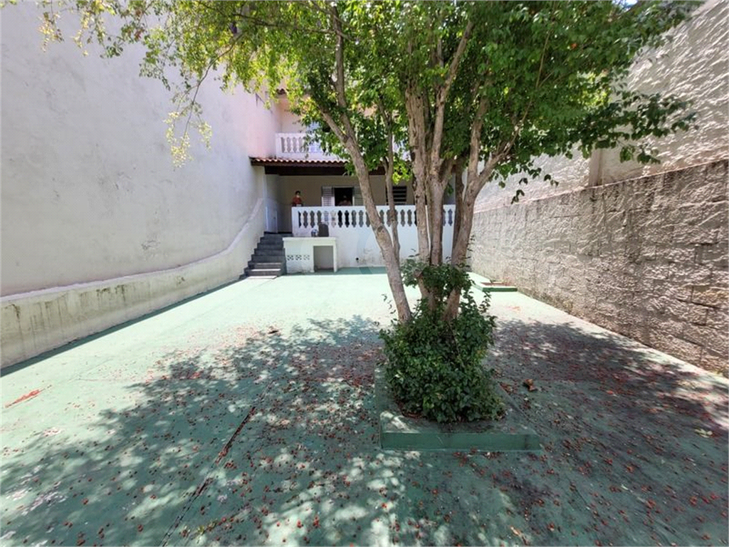 Casa pra locação com 2 dormitórios e 2 vagas no Tremembé