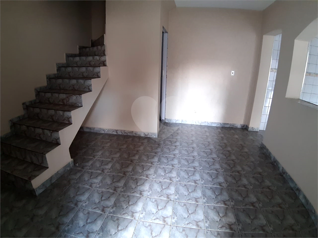 Casa pra locação com 2 dormitórios e 2 vagas no Tremembé