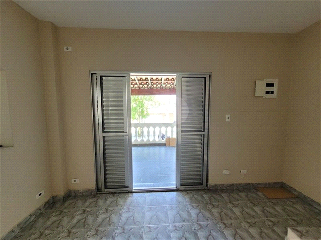 Casa pra locação com 2 dormitórios e 2 vagas no Tremembé