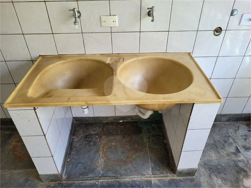 Casa pra locação com 2 dormitórios e 2 vagas no Tremembé