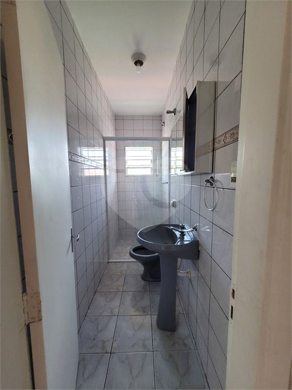 Casa pra locação com 2 dormitórios e 2 vagas no Tremembé