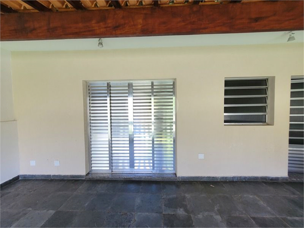 Casa pra locação com 2 dormitórios e 2 vagas no Tremembé
