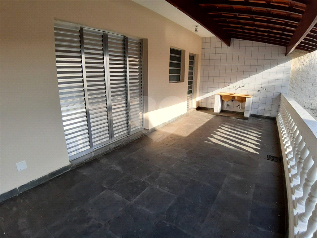 Casa pra locação com 2 dormitórios e 2 vagas no Tremembé