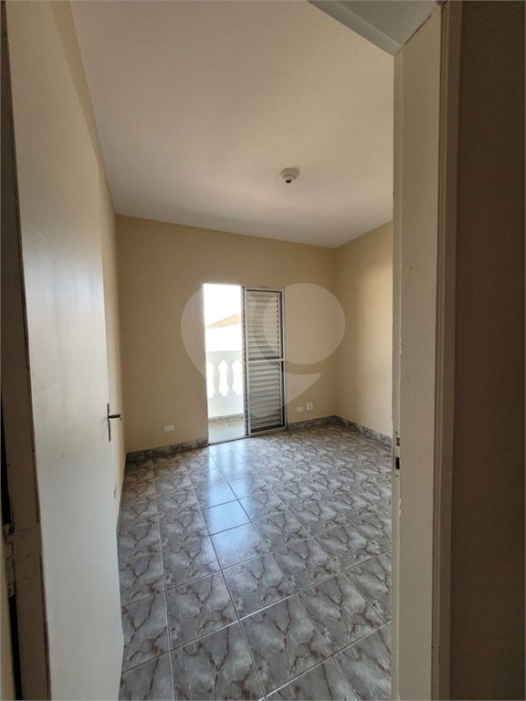 Casa pra locação com 2 dormitórios e 2 vagas no Tremembé