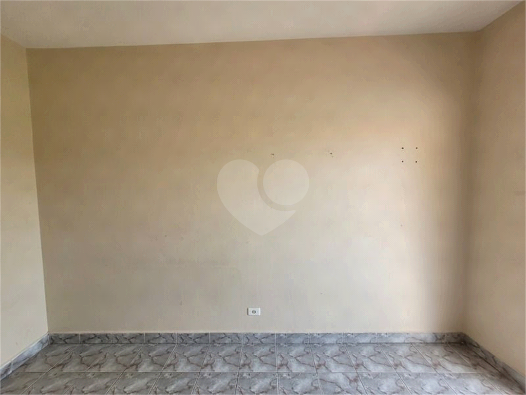 Casa pra locação com 2 dormitórios e 2 vagas no Tremembé