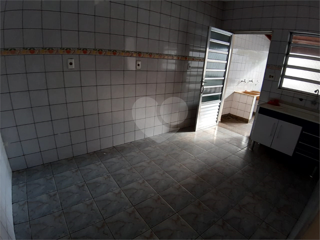 Casa pra locação com 2 dormitórios e 2 vagas no Tremembé