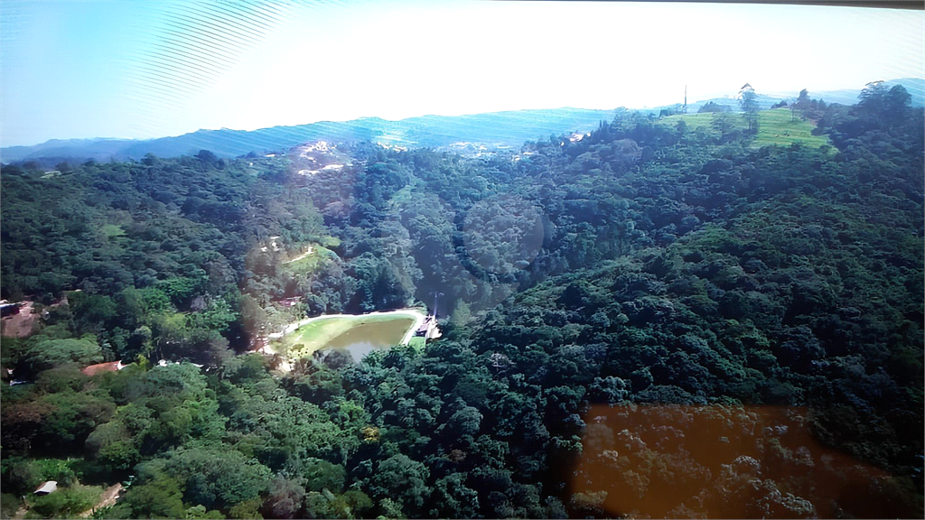 Sítio com 30.000 m2. Há 30 Kms de SP.