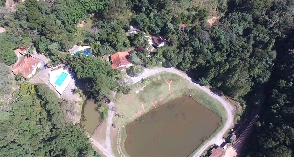 Sítio com 30.000 m2. Há 30 Kms de SP.