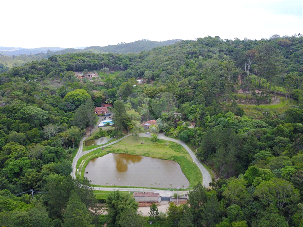 Sítio com 30.000 m2. Há 30 Kms de SP.