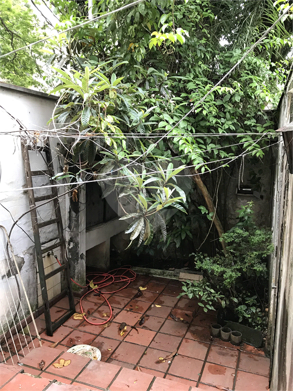 Sobrado em rua tranquila e arborizada na Vila Mariana