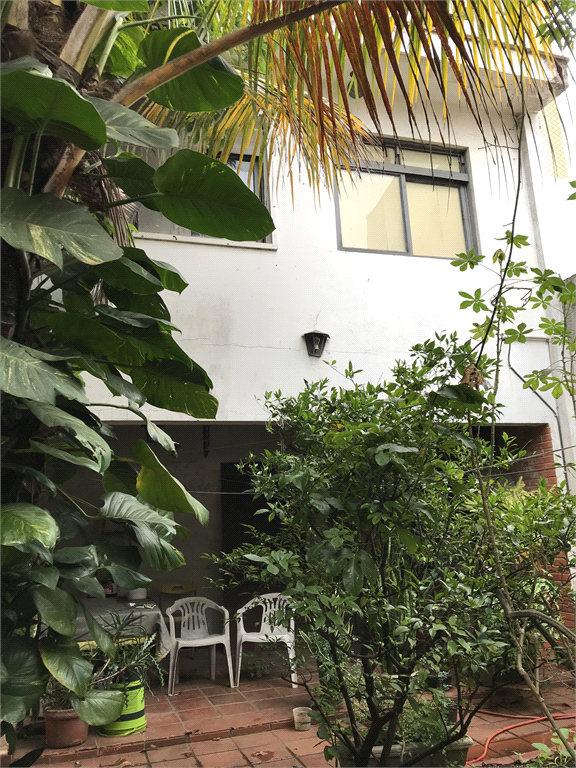 Sobrado em rua tranquila e arborizada na Vila Mariana