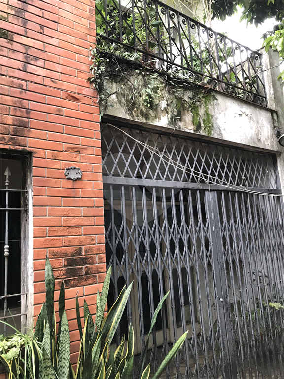 Sobrado em rua tranquila e arborizada na Vila Mariana
