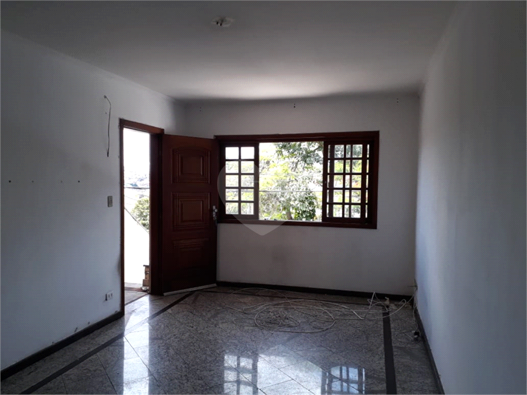 Sobrado com 3 Quartos e 3 banheiros à Venda, 180 m² por R$ 680.000
