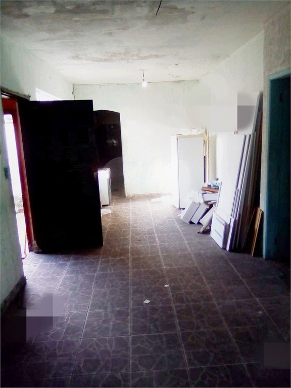 Casa com terreno 10 metros de frente e 35 metros de fundos