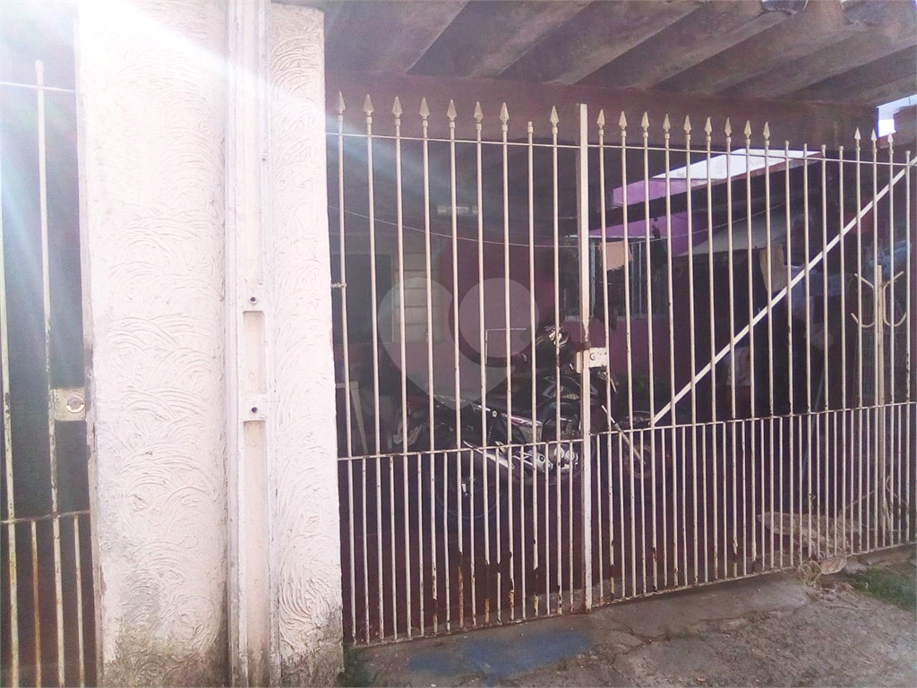 Casa com terreno 10 metros de frente e 35 metros de fundos