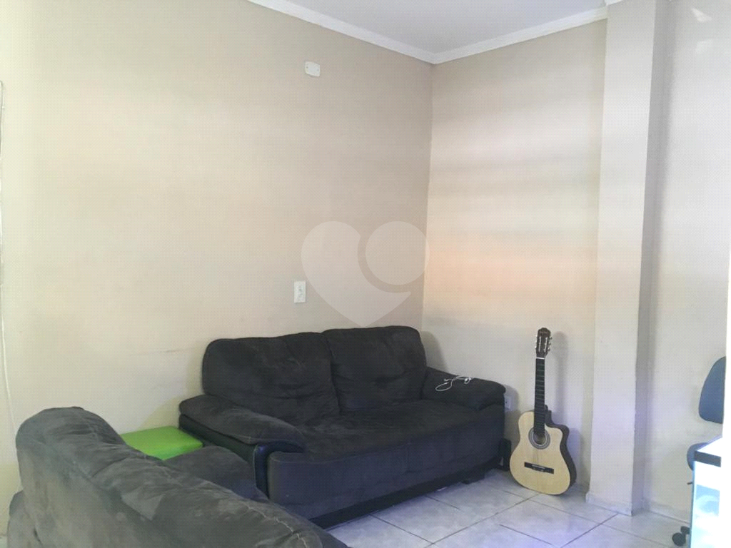 Ótima oportunidade para investimento, imóvel possui 4 casas com entradas independentes.