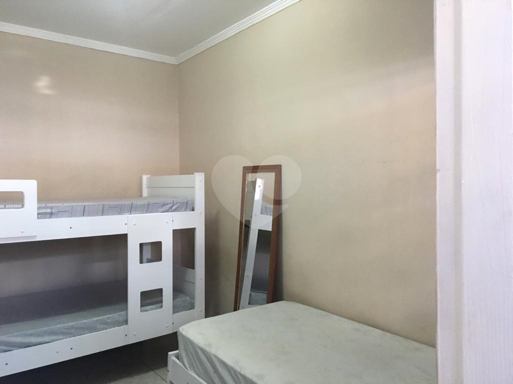 Ótima oportunidade para investimento, imóvel possui 4 casas com entradas independentes.
