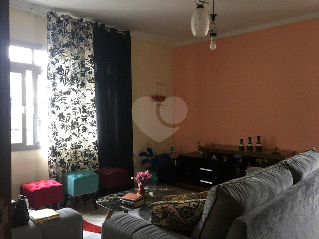 Ótima oportunidade para investimento, imóvel possui 4 casas com entradas independentes.