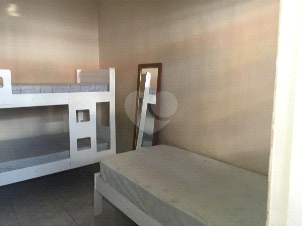 Ótima oportunidade para investimento, imóvel possui 4 casas com entradas independentes.
