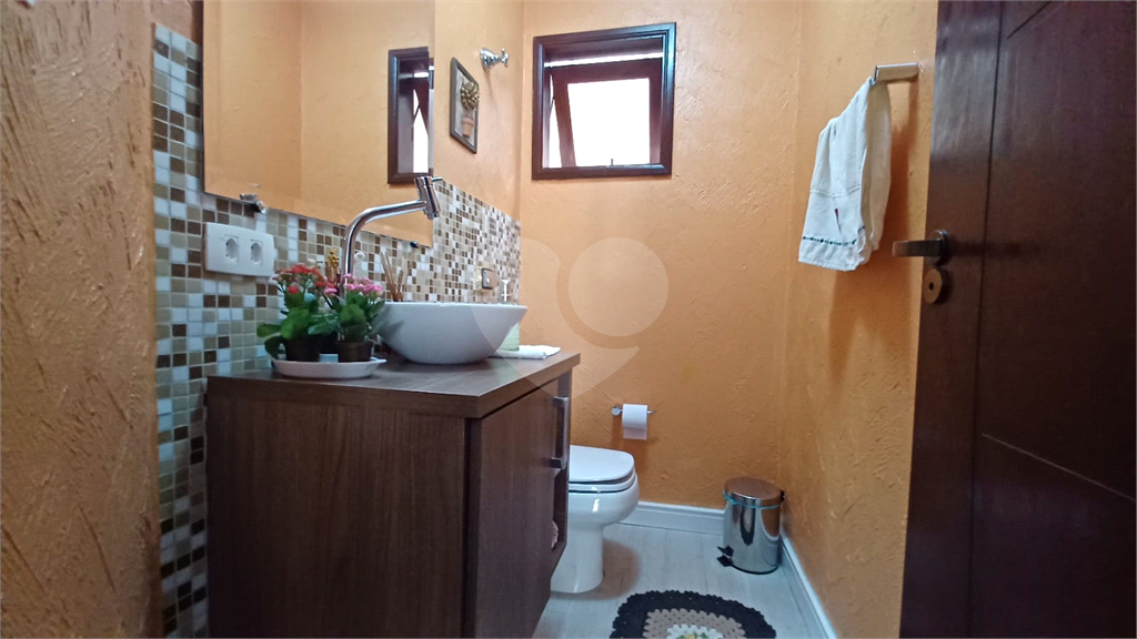 Sobrado em Condominio Fechado 03 dormit 1 suite , Lavabo Sala Ampla , 2 Vagas 