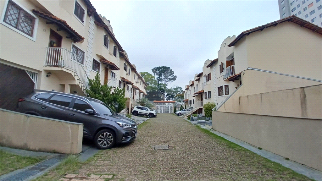 Sobrado em Condominio Fechado 03 dormit 1 suite , Lavabo Sala Ampla , 2 Vagas 