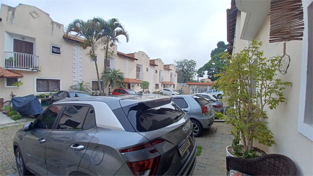 Sobrado em Condominio Fechado 03 dormit 1 suite , Lavabo Sala Ampla , 2 Vagas 