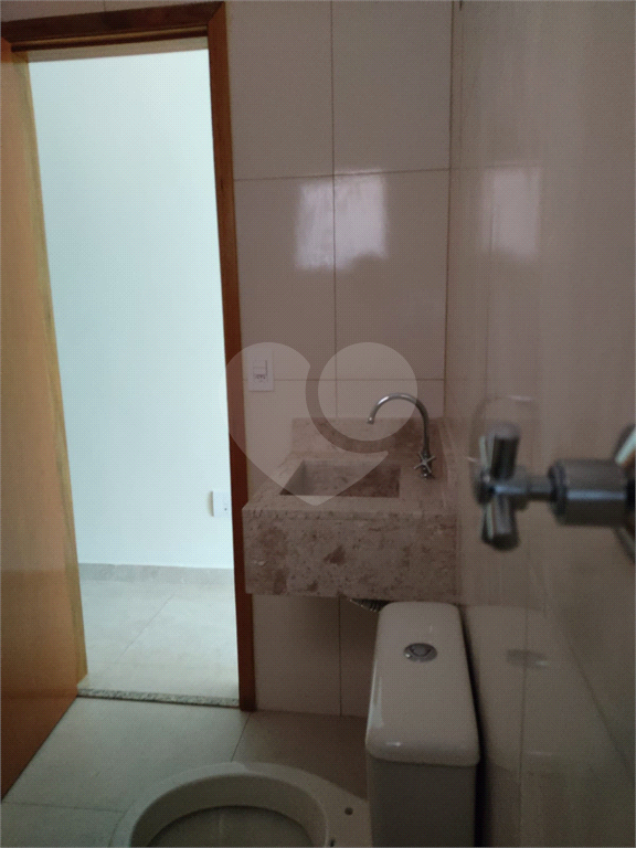 Maravilhosa casa de condomínio fechado, apenas 10 minutos a pé do metrô Parada Inglesa. 
