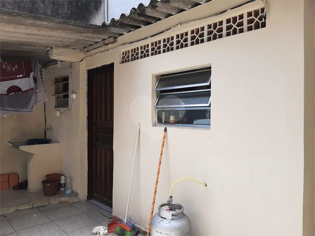 Á venda com casas de aluguel que serve como renda + garagem (ser um ponto de comércio).