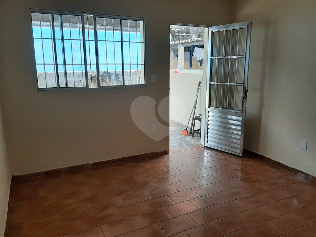 Á venda com casas de aluguel que serve como renda + garagem (ser um ponto de comércio).