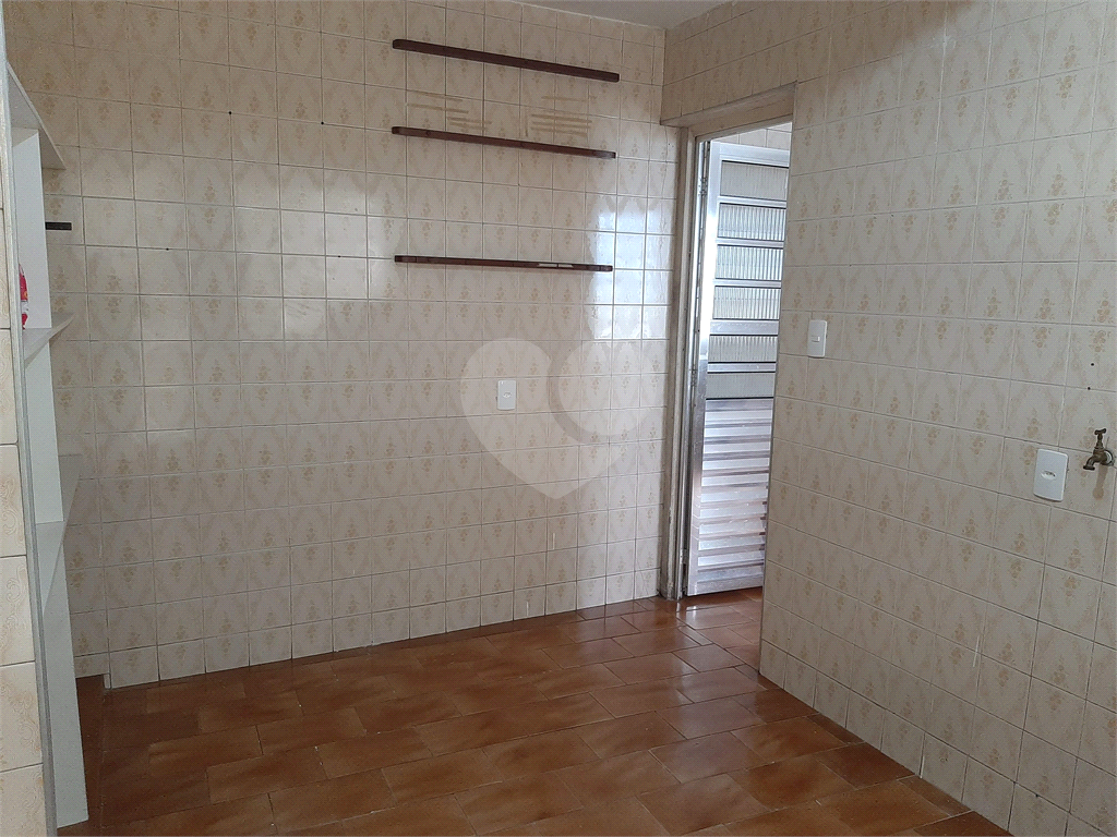 Á venda com casas de aluguel que serve como renda + garagem (ser um ponto de comércio).