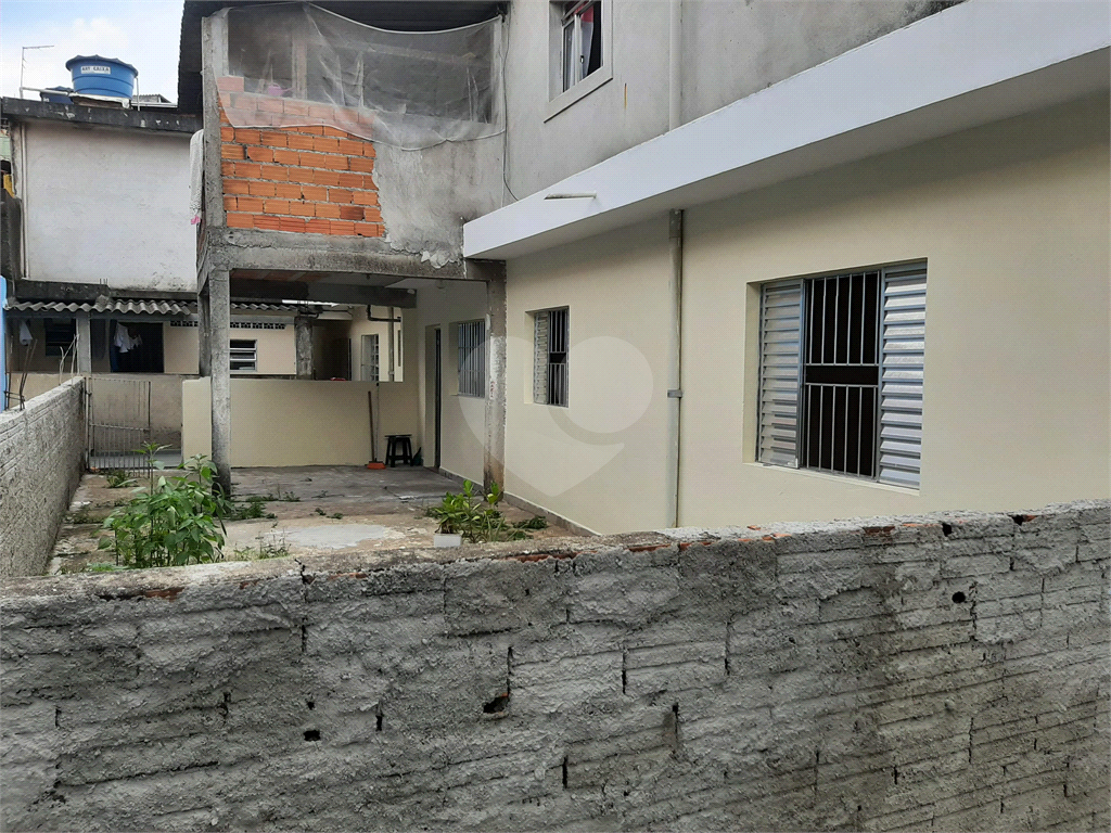 Á venda com casas de aluguel que serve como renda + garagem (ser um ponto de comércio).