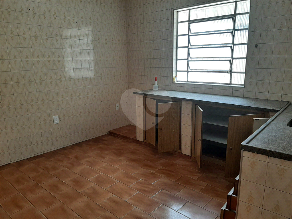Á venda com casas de aluguel que serve como renda + garagem (ser um ponto de comércio).