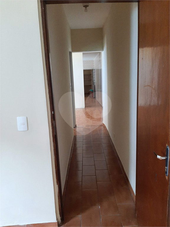 Á venda com casas de aluguel que serve como renda + garagem (ser um ponto de comércio).