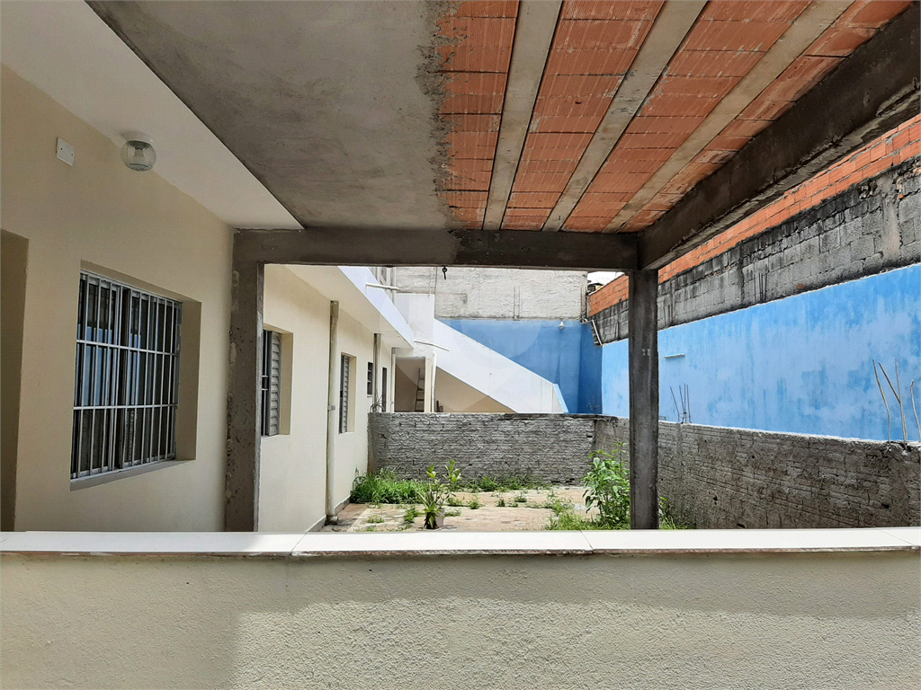 Á venda com casas de aluguel que serve como renda + garagem (ser um ponto de comércio).